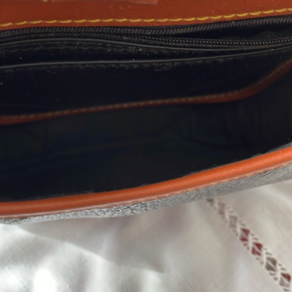 Dooney & Bourke All Weather Leather Shoulder Bag EUC Beautiful Stitching - Picture 10 of 12